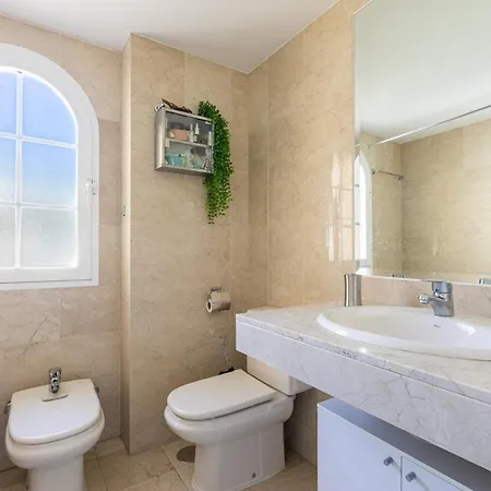 Sunny - Spacious 2 Bedroom With Seaview