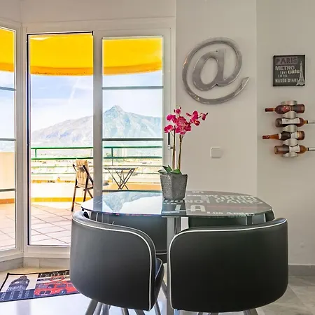 Sunny - Spacious 2 Bedroom With Seaview Apartment *