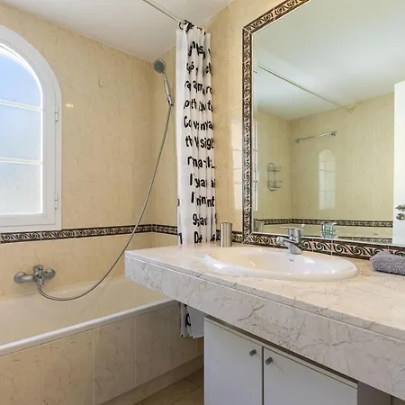 Sunny - Spacious 2 Bedroom With Seaview *