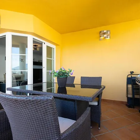 Sunny - Spacious 2 Bedroom With Seaview