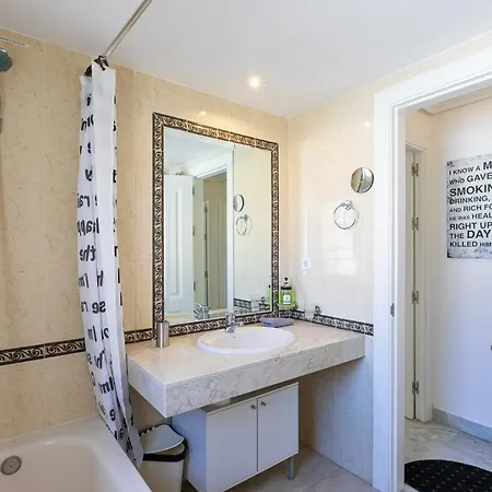 Sunny - Spacious 2 Bedroom With Seaview *