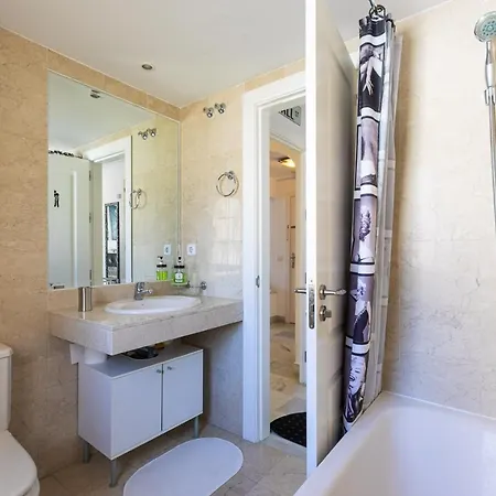 Sunny - Spacious 2 Bedroom With Seaview Apartment *